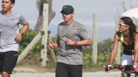 Luciano Huck corre ao ar livre e sua a camisa para ficar em forma, no Rio