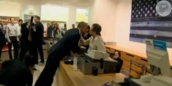 Barack Obama cumprimenta vendedora em loja Gap