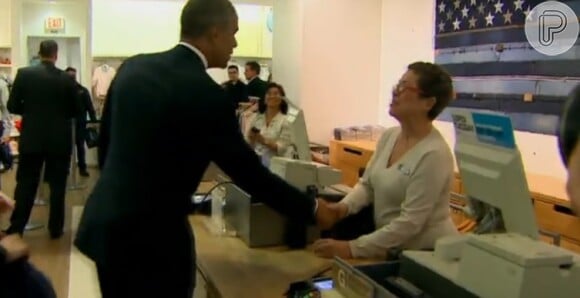 Barack Obama faz compras em loja popular nos Estados Unidos e ganha elogio de vendedora: 'Melhor pessoalmente'