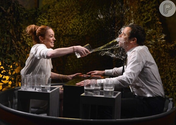 Lindsay Lohan joga copo d'água no rosto de Jimmy Fallon