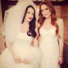 Lindsay Lohan usa vestido de noiva ao lado de Kat Dennings durante gravações de '2 Broke Girls', em 13 de março de 2014