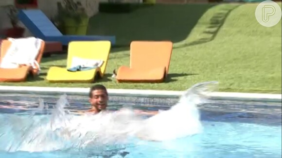 Depois da prova, Marcelo comemorou a vitória com uma cambalhota na piscina