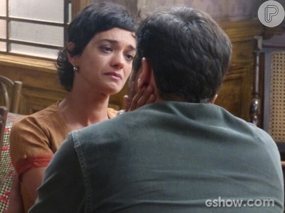 Gaia (Ana Cecília Costa) avisa a Toni (Thiago Lacerda) que vai deixá-lo para que possa voltar para Hilda (Luiza Valdetaro), em 'Joia Rara', em 15 de março de 2014