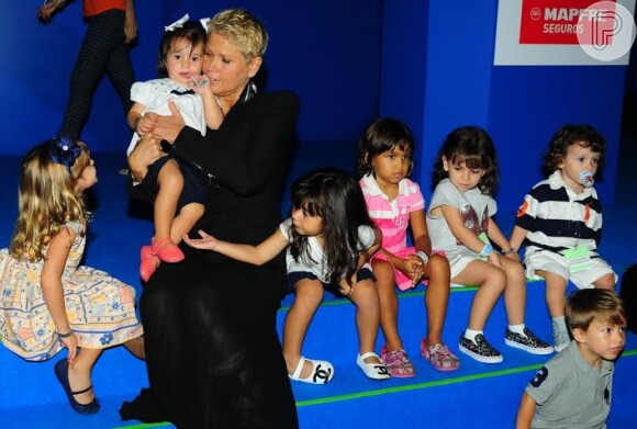 Xuxa mostra que continua sendo a rainha dos baixinhos e brinca com as crianças.