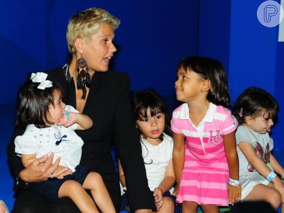 Xuxa com as crianças durante evento no Guarujá, litoral de São Paulo.