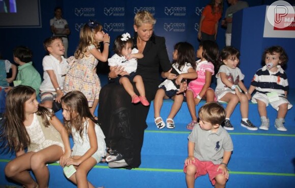 A apresentadora brinca com algumas crianças durante o evento.