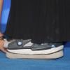 Xuxa usa bota ortopédica.
