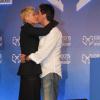 Após a homenagem, Junno dá um beijo em Xuxa