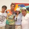 Felipe e Beto Simas posam com Daniela Escobar e Glaycon Muniz dentro do barracão da Grande Rio