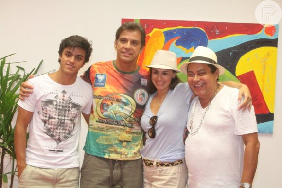 Felipe e Beto Simas posam com Daniela Escobar e Glaycon Muniz dentro do barracão da Grande Rio