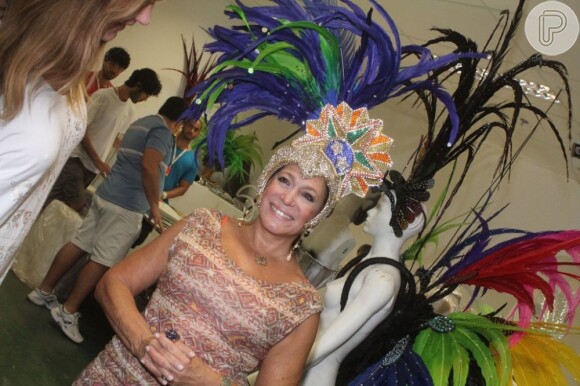 Susana Vieira vai ao barracão da Grande Rio, na Cidade do Samba, na zona portuária do Rio de Janeiro, para tirar medidas para sua fantasia do desfile no próximo Carnaval, em 17 de janeiro de 2013