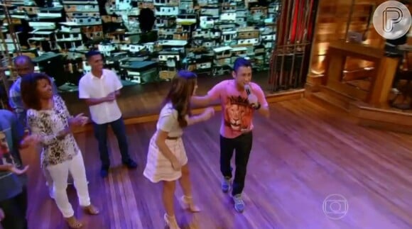 Bruna Marquezine dança funk no Vídeo Show' e se diverte ao som de Mc Leozinho