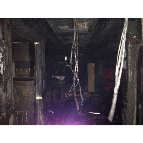Nas fotos publicadas pela jovem é possível ver o ônibus destruído