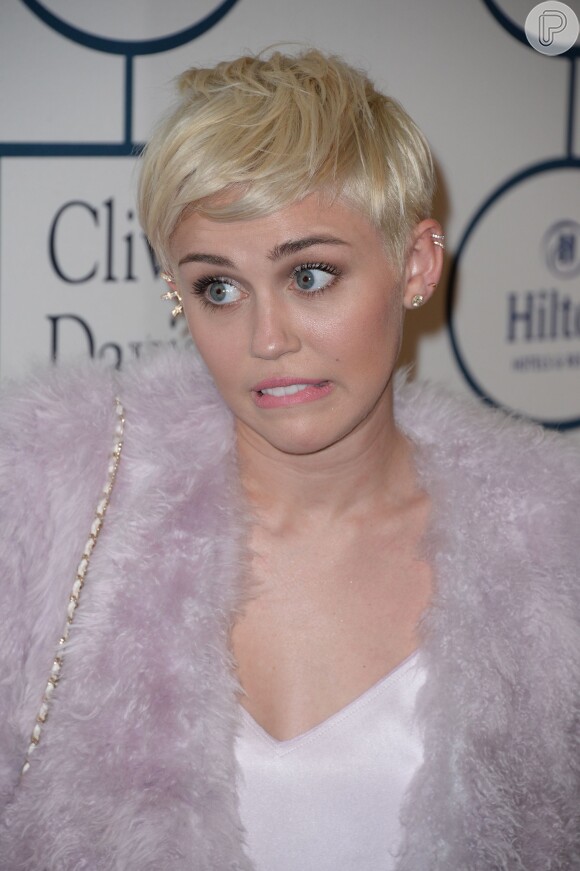 Miley Cyrus levou um susto ao ver que o ônibus da sua turnê pegou fogo