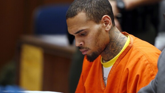 Chris Brown só pode tomar um banho a cada dois dias na prisão