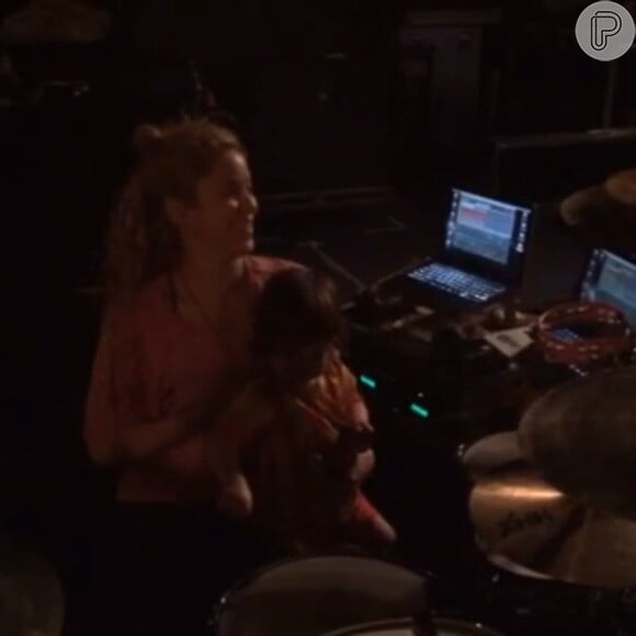 Shakira se empolga com o filho, Milan, que toca bateria com apenas 1 aninho