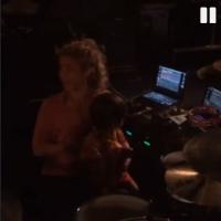 Milan, filho de Shakira e Gerard Piqué, toca bateria no colo da mãe