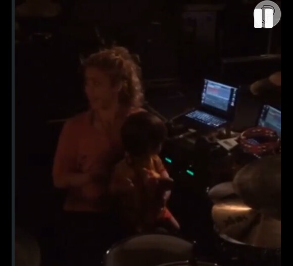 Milan toca bateria no colo da mãe, Shakira