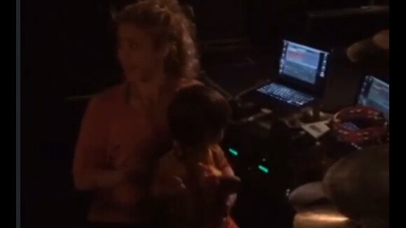 Milan, filho de Shakira e Gerard Piqué, toca bateria no colo da mãe