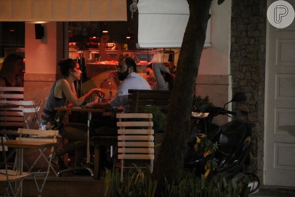 Tatá Werneck janta com amigos em um restaurante do Leblon, na Zona Sul do Rio de Janeiro, em 18 de março de 2014