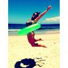 Aline Lima, prima de Sandy, exibe a boa forma em foto de biquíni postada no Instagram