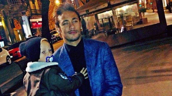 Neymar comemora o Dia dos Pais na Espanha na companhia do filho, Davi Lucca