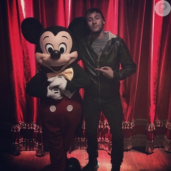 Neymar posa ao lado do Mickey