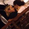 Atriz Giulia Gam troca beijos com o namorado, o estudante de filosofia Flávio Abreu, no Rio na noite desta terça-feira, 18 de março de 2014