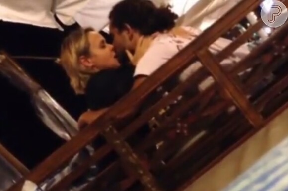 Atriz Giulia Gam troca beijos com o namorado, o estudante de filosofia Flávio Abreu, no Rio na noite desta terça-feira, 18 de março de 2014