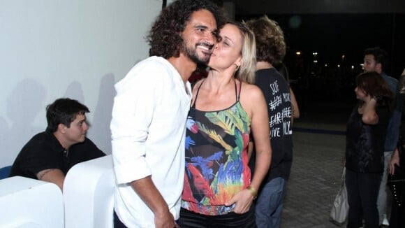 Giulia Gam tem noite romântica com namorado em restaurante no Rio