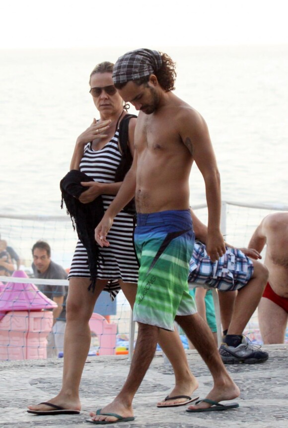 Giulia Gam passeia na praia com o namorado, Flávio Abreu, no Rio