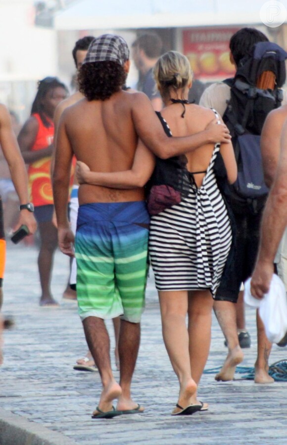 Giulia Gam passeia com namorado na praia no Rio de Janeiro; a atriz está está em um relacionamento com o estudante de filosofia Flávio Abreu