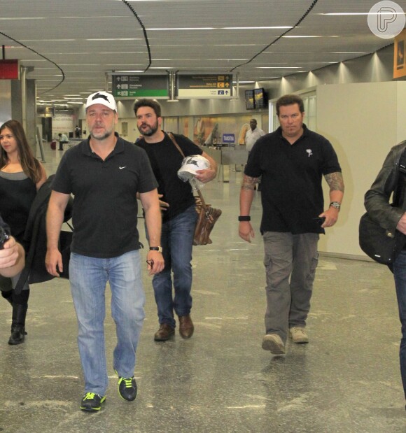 Russell Crowe passeou tranquilamente pelo saguão de aeroporto