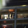 Russell Crowe fuma em sacada de hotel na Zona Sul do Rio, em 19 de março de 2014