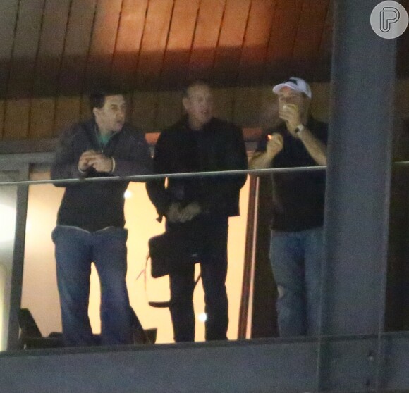 Russell Crowe fuma na sacada do hotel, no qual está hospedado, na Zona Sul do Rio