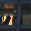 Russell Crowe fuma em sacada de hotel na Zona Sul do Rio, em 19 de março de 2014