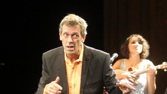 Hugh Laurie, de 'House', se encanta com banhistas de Copacabana: 'Beldades'