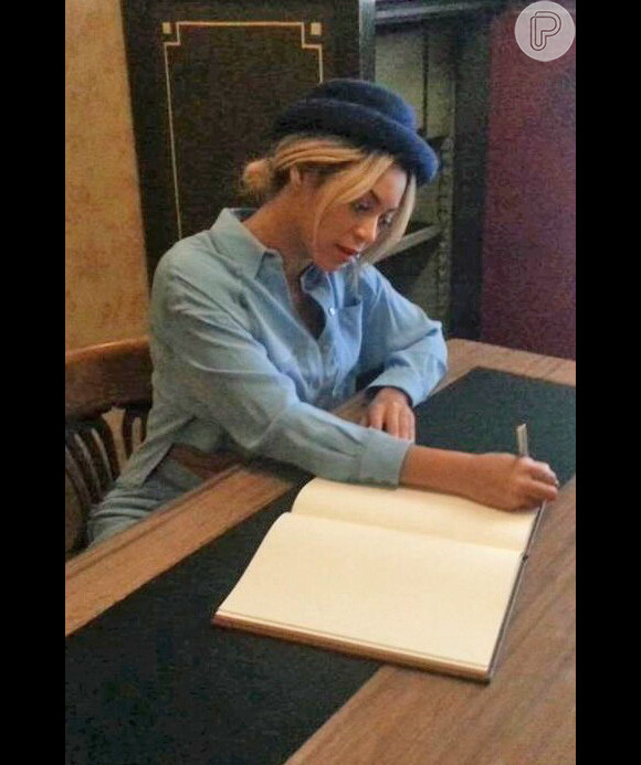 Beyoncé assina livro de visitantes da Casa de Anne Frank com Jay-Z em Amsterdã