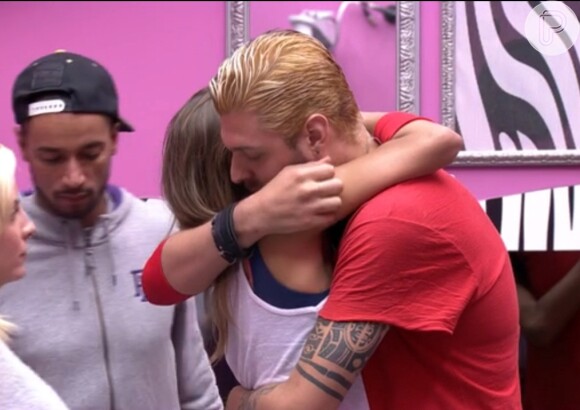 Cássio abraça Angela ao deixar o 'BBB 14'. O brother acredita que deixou o reality por ter defendido a sister em situação com Marcelo