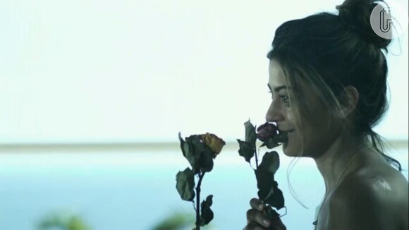Carol Castro interpreta uma mulher apaixonada no clipe da música 'O Tempo Não Apaga'