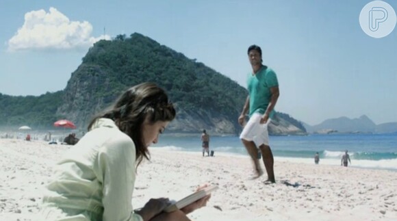 Carol Castro grava clipe da dupla Victor e Leo na praia de Ipanema, no Rio de Janeiro