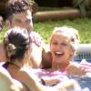 Roni pede Tatiele em namoro na piscina, na frente dos outros brothers