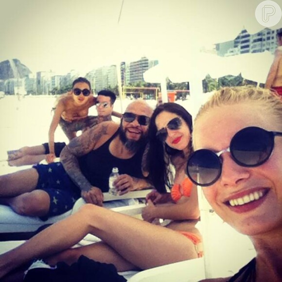 No Rio de Janeiro, o DJ Ashba e outros integrantes curtiram a praia de Copacabana, um dos poucos pontos turísticos visitados pela banda
