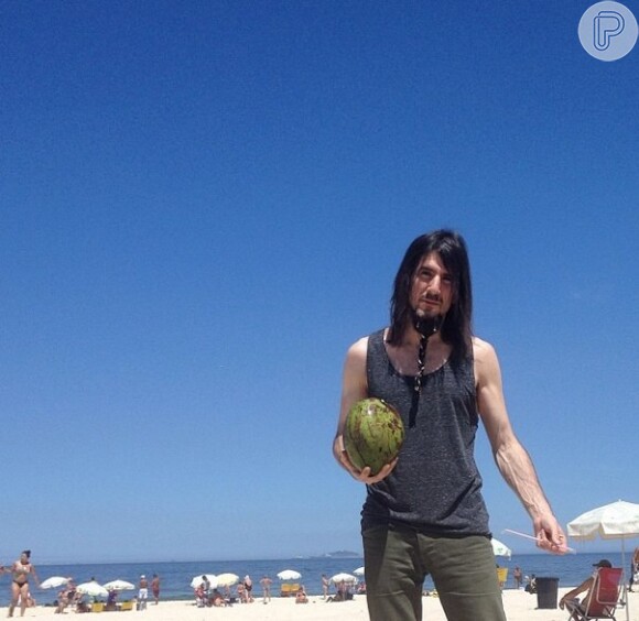 O guitarrista Bumblefoot na praia de Copacabana, no Rio