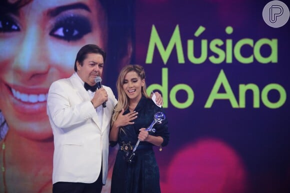 Anitta recebeu o troféu de 'Música do Ano' pelo hit 'Show das Poderosas'
