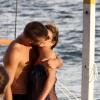 Fernanda Lima e Rodrigo Hilbert trocam beijos na praia do Leblon, na zona sul do Rio, em 20 de janeiro de 2013