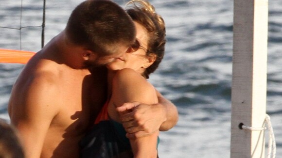 Fernanda Lima e Rodrigo Hilbert trocam beijos e jogam vôlei em praia do Rio