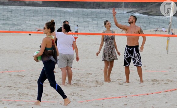 Fernada e Rodrigo jogam vôlei na praia
