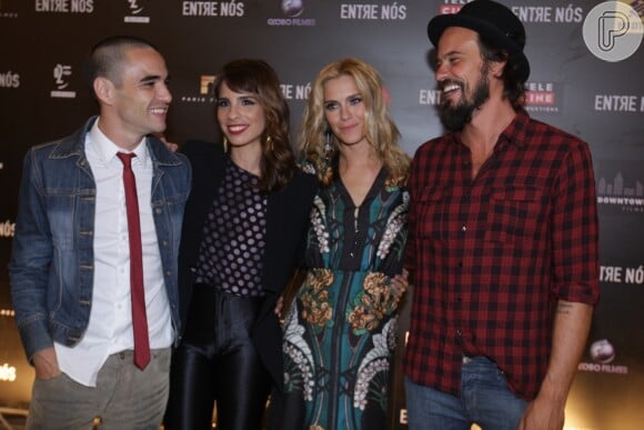 Carolina Dieckmann está no cinema com o filme 'Entre Nós', onde atua com os amigos Paulo Vilhena, Caio Blat e Maria Ribeiro