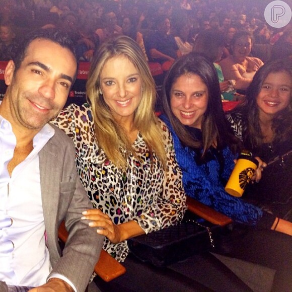 Ticiane Pinheiro e Cesar Tralli vao ao teatro juntos assistir 'O Rei Leão O Musical', em 31 de março de 2014